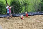 Schwere Grabarbeiten am Rande des Spielfeldes